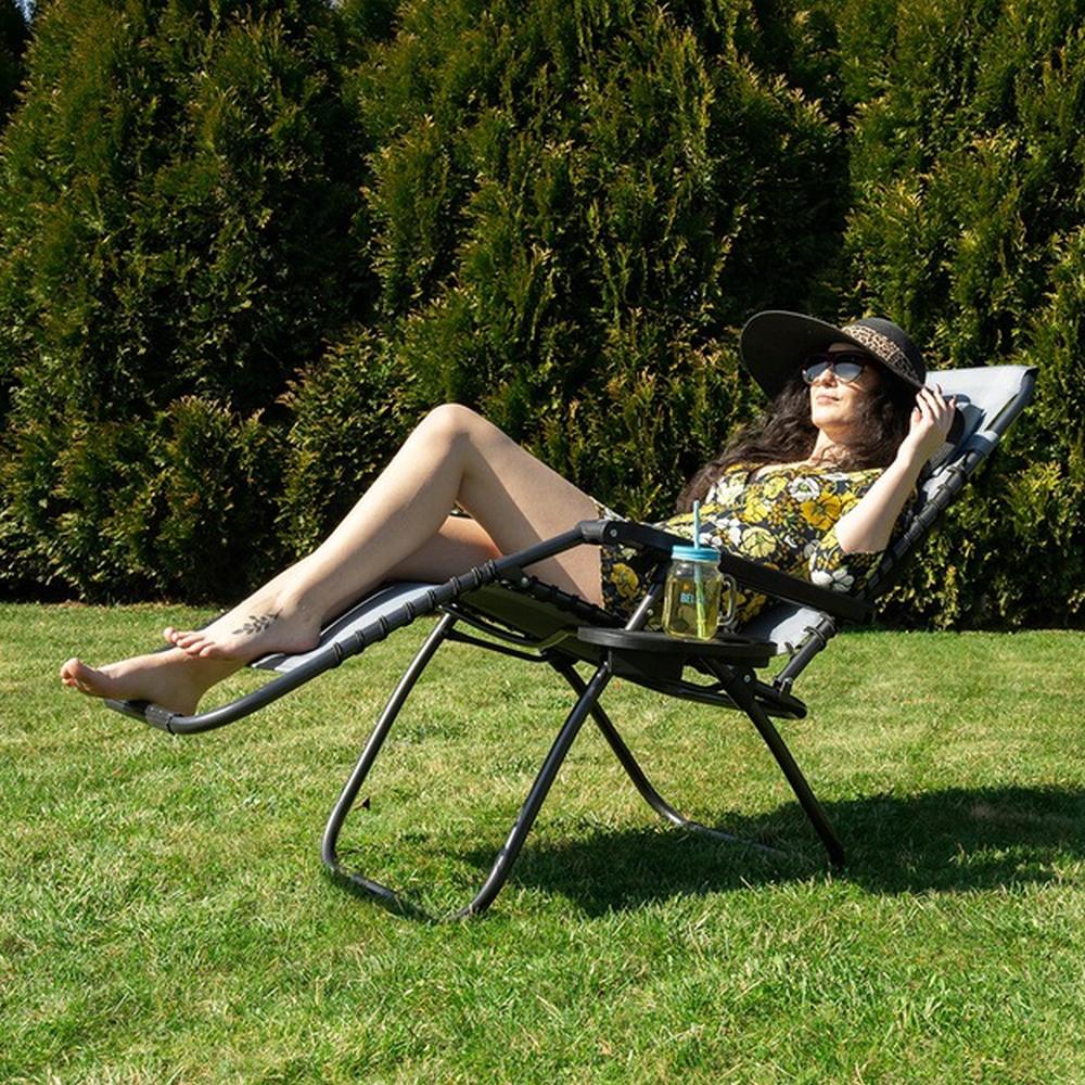Scaun tip Sezlong Pliabil Gravitatie Zero Gladiator pentru Terasa, Gradina sau Plaja cu Tetiera si Suport Bauturi, Reglabil, Gri
