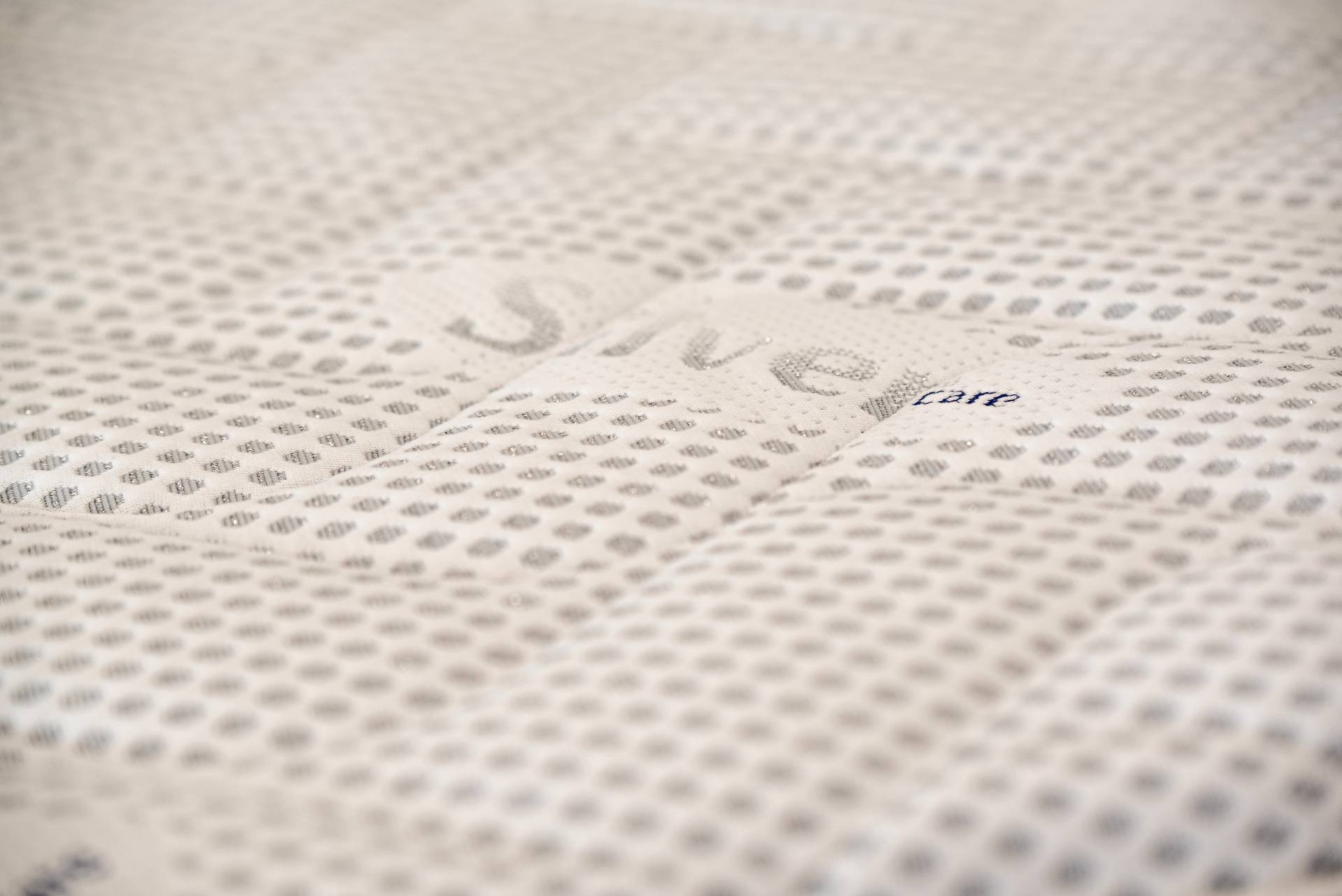 Saltea cu memorie Somnart Silver Relax 120x200, înălțime 24 cm, husă cu ioni de argint, cu mânere, fermitate medie Relax KipRoom