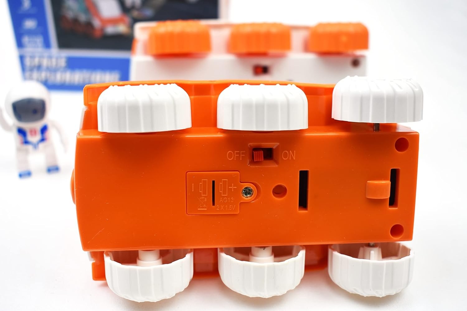 Nava spatiala cu proiector planete, 3 figurine astronaut, efecte sonore si abur, 31 moduri constructie, 9 carti educative MultiMark GlobalProd