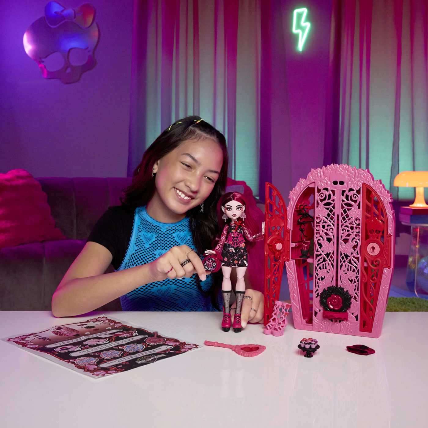 MONSTER HIGH GRADINA DE LA MIEZUL NOPTII PAPUSA DRACULAURA SuperHeroes ToysZone