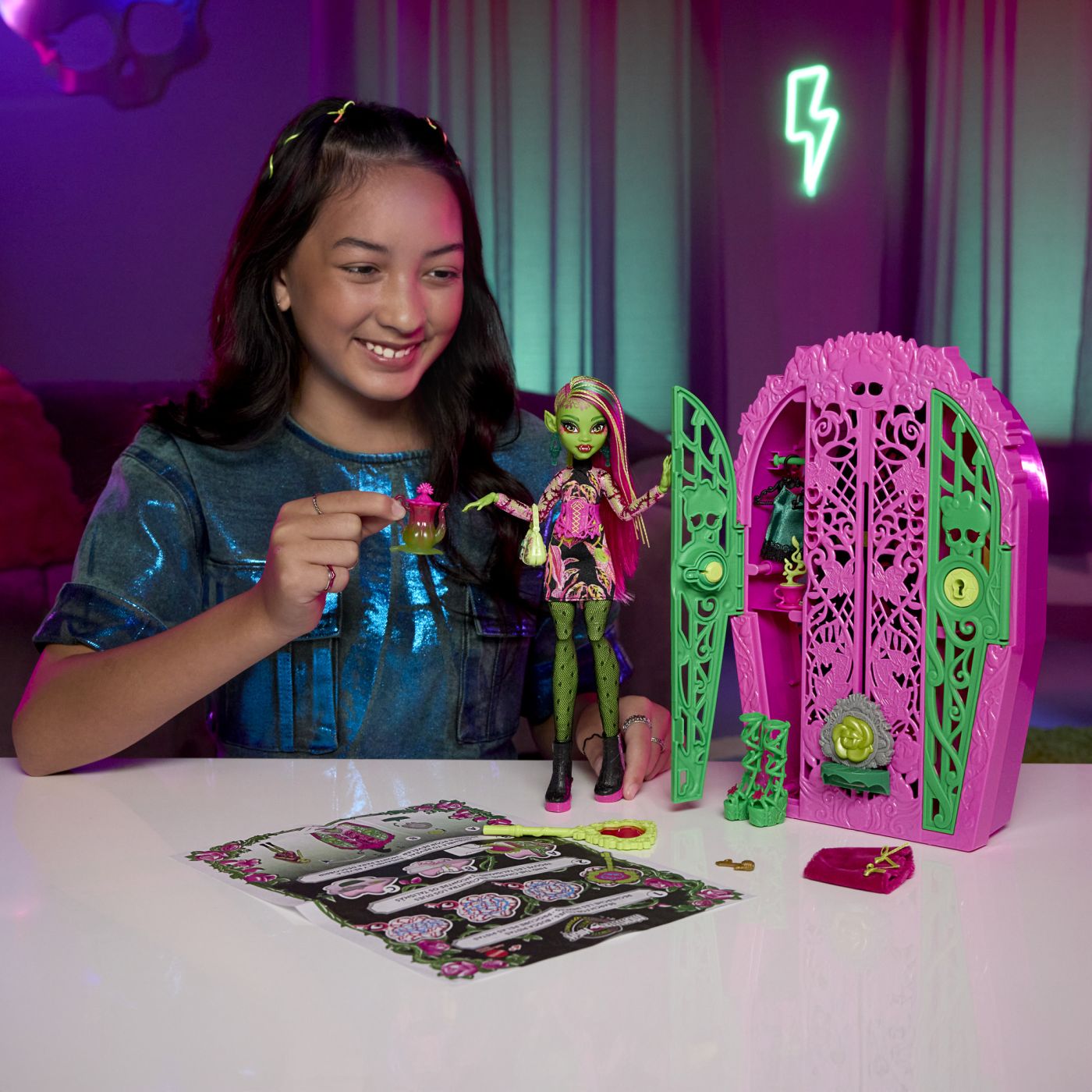 MONSTER HIGH GRADINA DE LA MIEZUL NOPTII PAPUSA VENUS MCFLYTRAP SuperHeroes ToysZone