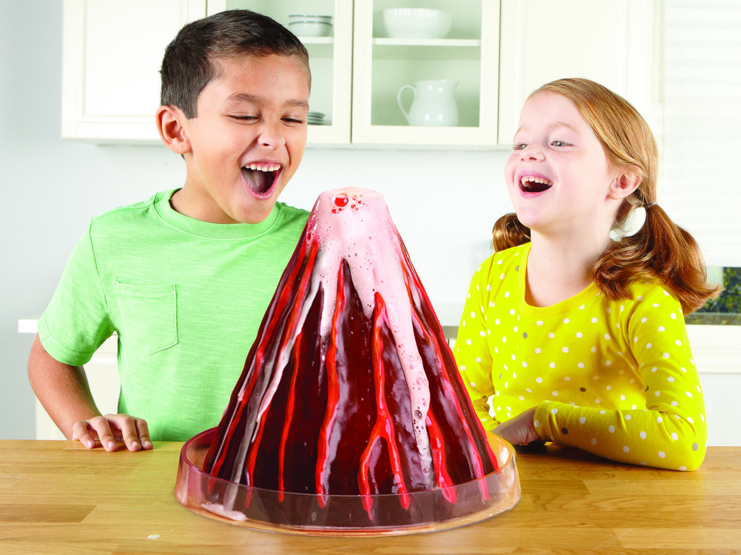 Modelul eruptiei vulcanice PlayLearn Toys