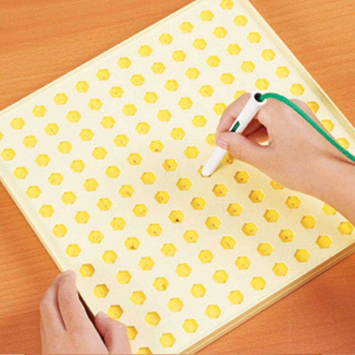 Set creativ - Desenam cu sireturi PlayLearn Toys