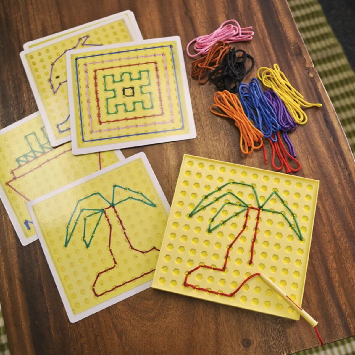 Set creativ - Desenam cu sireturi PlayLearn Toys