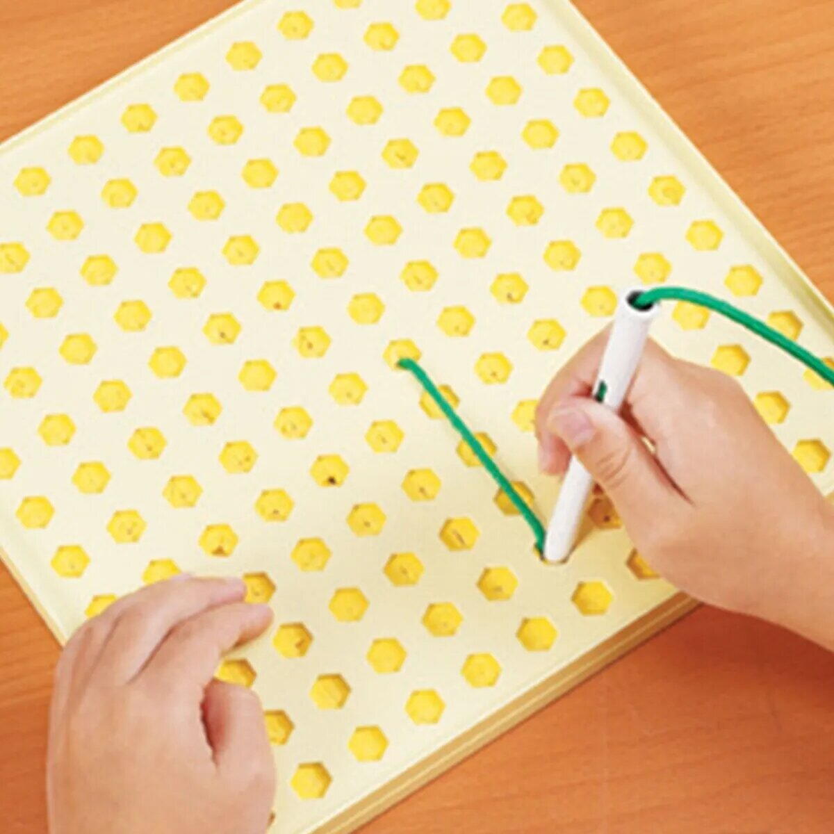 Set creativ - Desenam cu sireturi PlayLearn Toys
