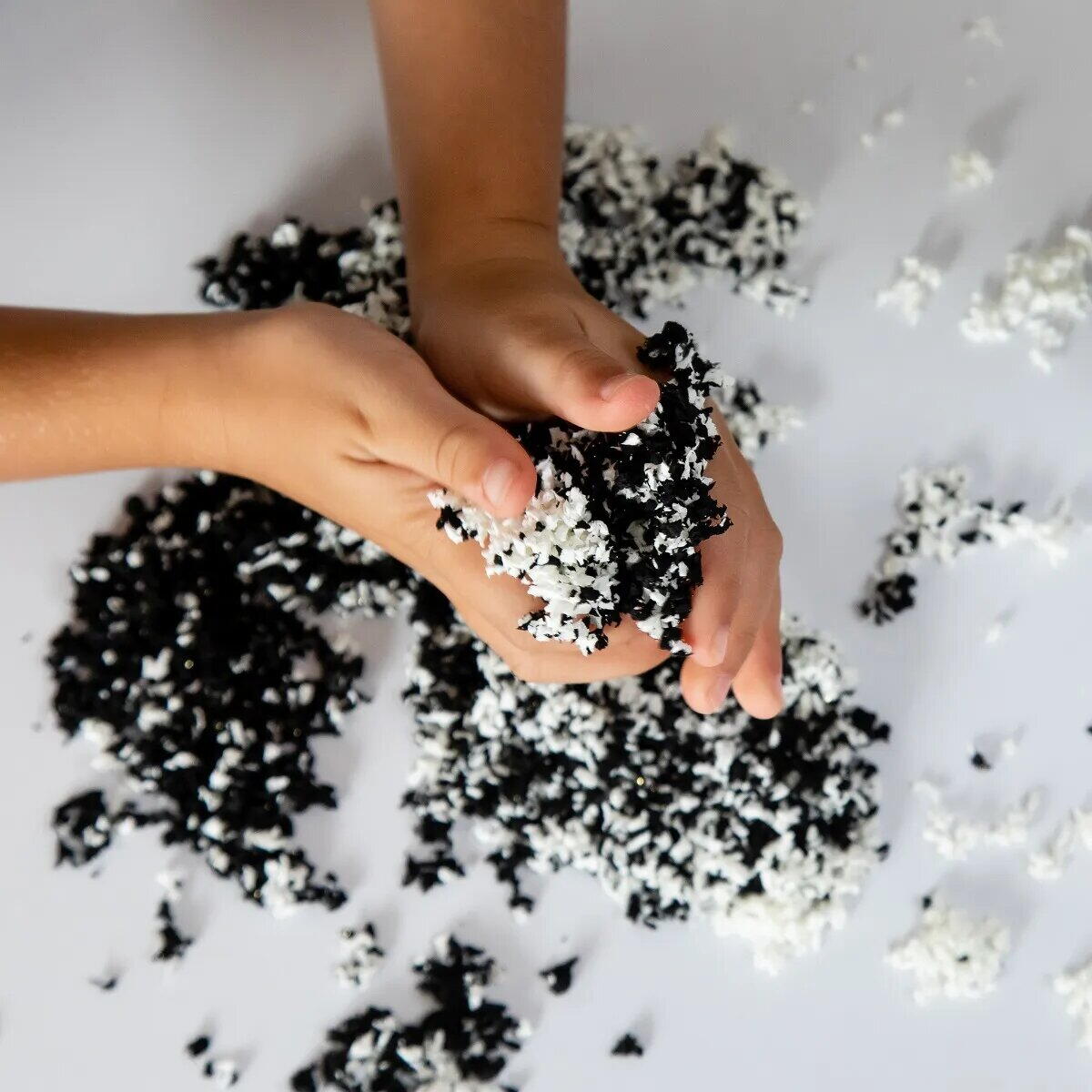 Spuma de modelat Playfoam Pluffle™ Twist - Alb si negru PlayLearn Toys