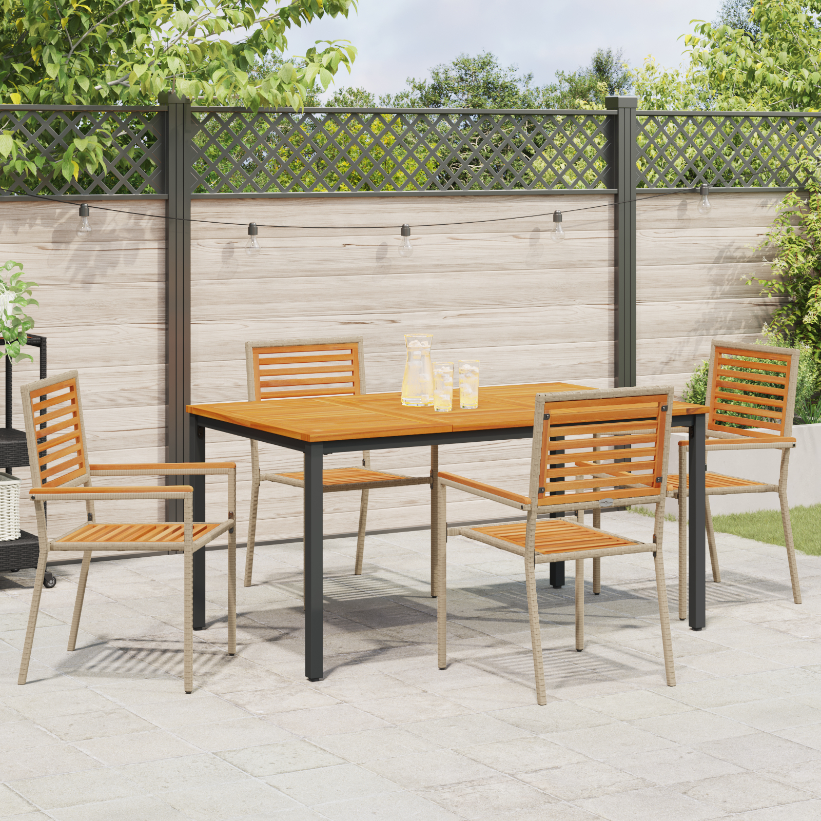 Set de dining 5 piese pentru grădină Bej Poliratan Acacia,  Scaune de grădină stivuibile cu perne - Set de 2 în Bej Poliratan,  Masă de grădină 150x90x75 cm din lemn de acacia solid și metal GartenMobel Dekor