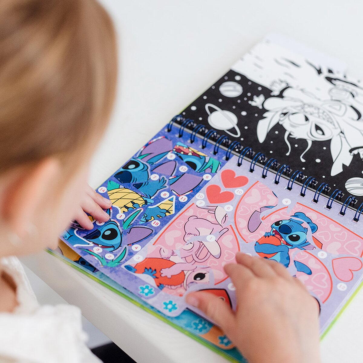 Carte de colorat & abtibilduri cu numere - Stitch PlayLearn Toys