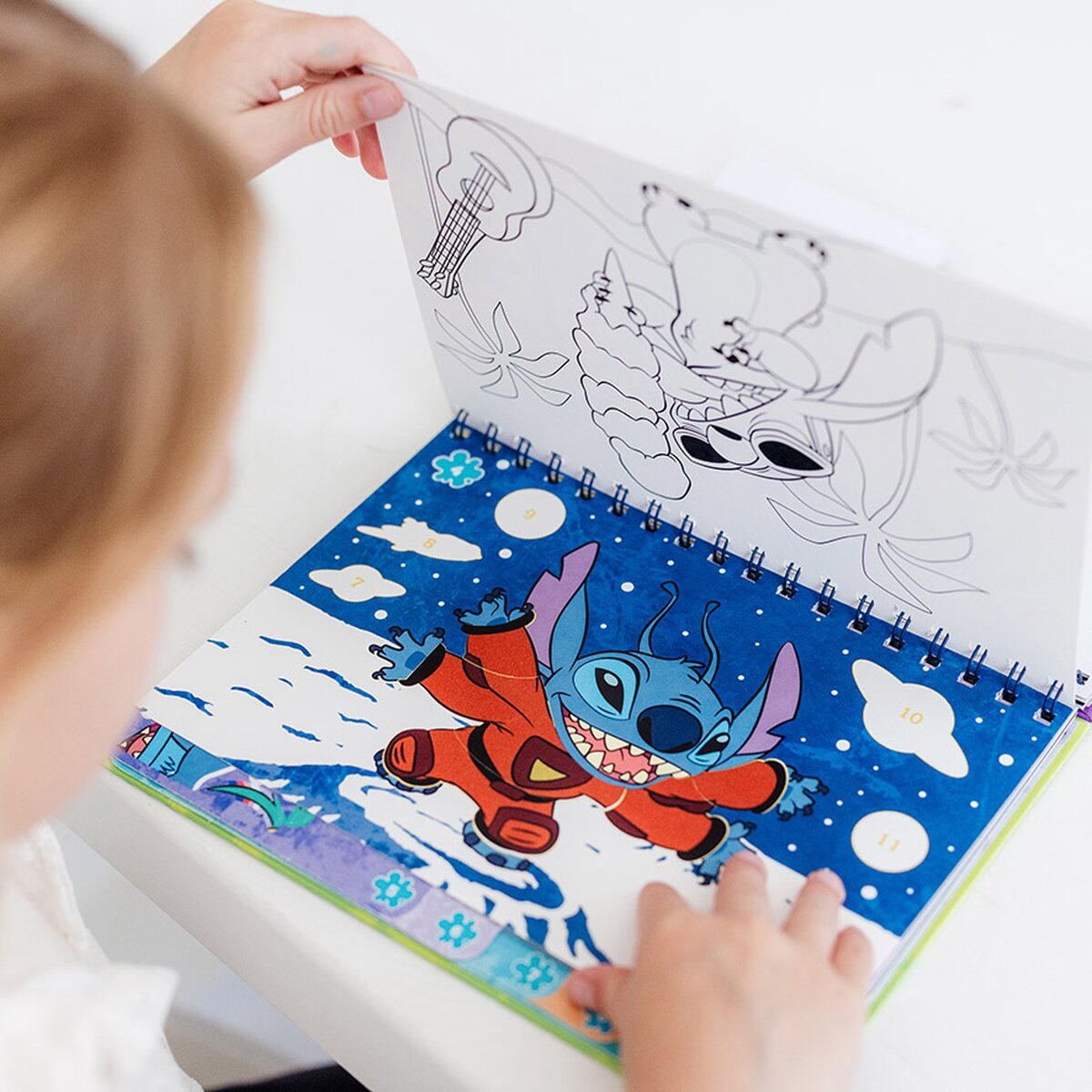 Carte de colorat & abtibilduri cu numere - Stitch PlayLearn Toys