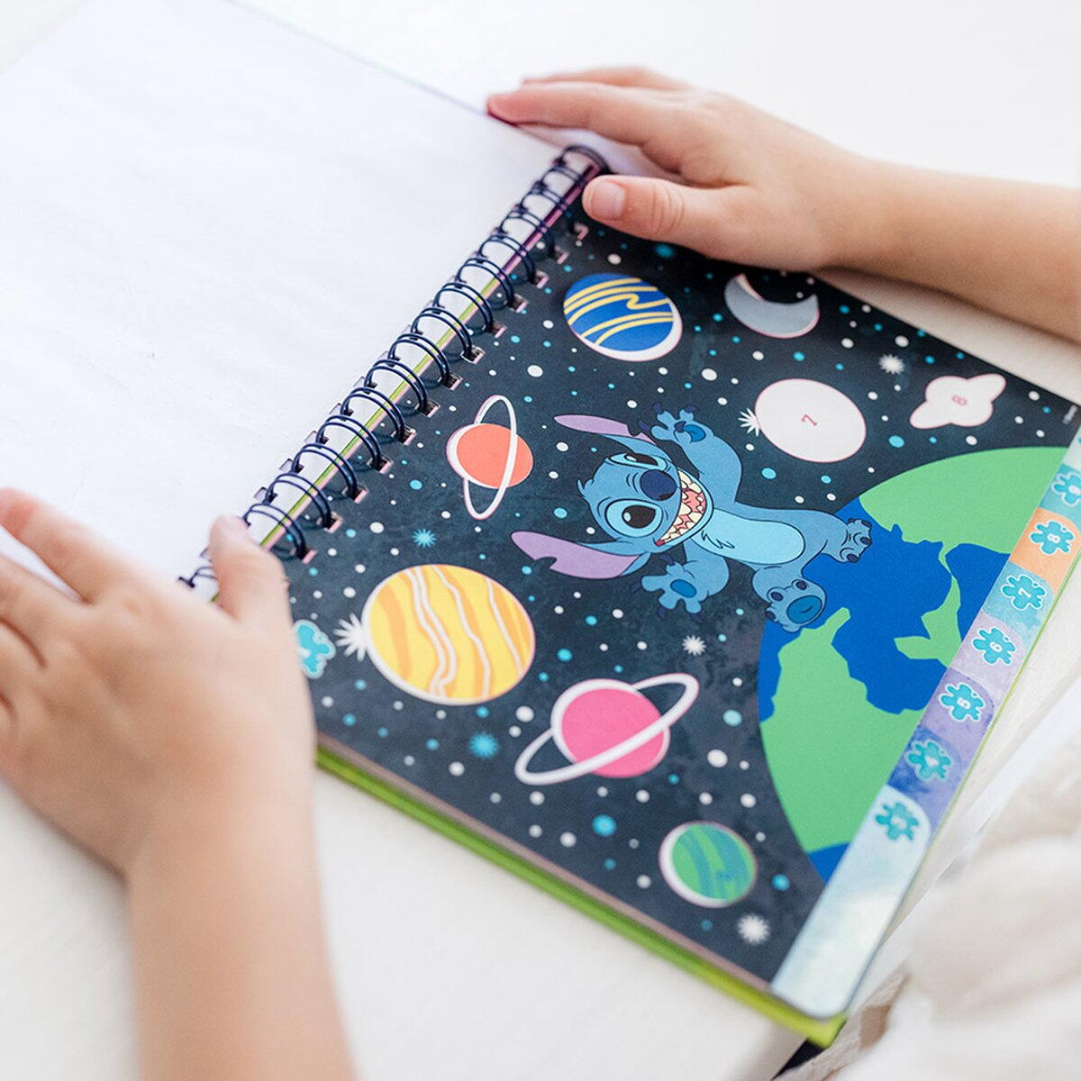 Carte de colorat & abtibilduri cu numere - Stitch PlayLearn Toys