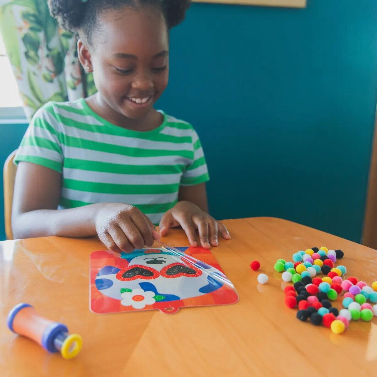 Set creativ cu pompoane - Imbraca animalutele PlayLearn Toys