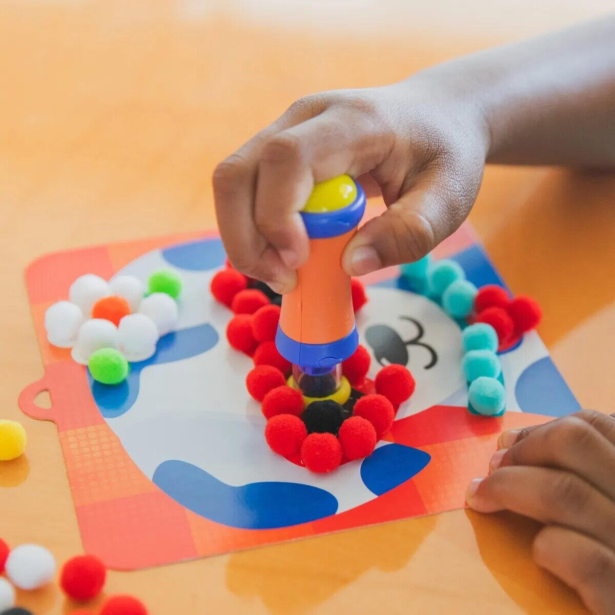 Set creativ cu pompoane - Imbraca animalutele PlayLearn Toys