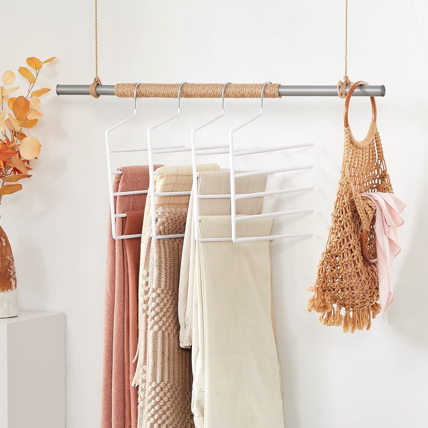 SONGMICS Set de 4 umerase pentru pantaloni, anti-alunecare, capacitate 5 perechi per umeras, 32cm, alb Household NewTrend