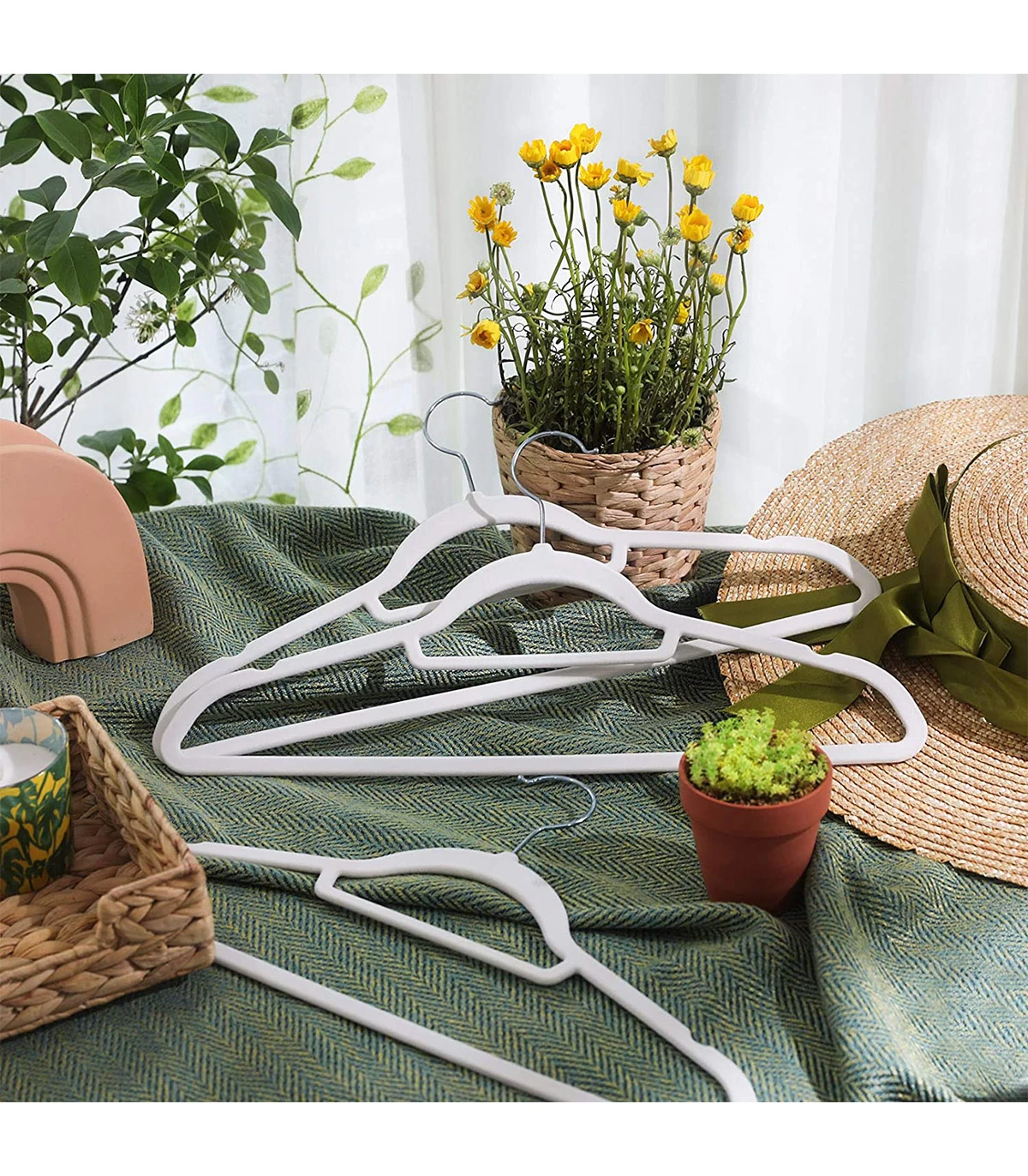 SONGMICS Set de 50 de umerase pentru haine, anti-alunecare cu catifea, bara de cravata si carlig pivotant, 43,5 cm, alb Household NewTrend