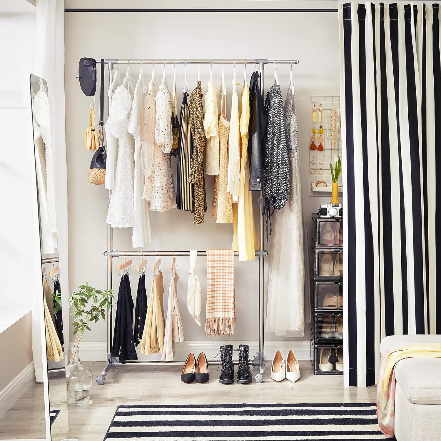 SONGMICS Suport pentru haine cu sina superioara extensibila, pe roti, reglabil in inaltime 113-198cm, argintiu Household NewTrend