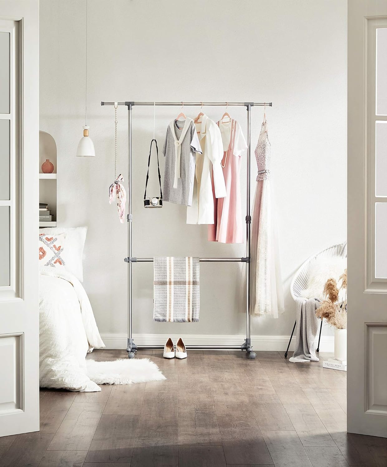 SONGMICS Suport pentru haine cu sina superioara extensibila, pe roti, reglabil in inaltime 113-198cm, argintiu Household NewTrend