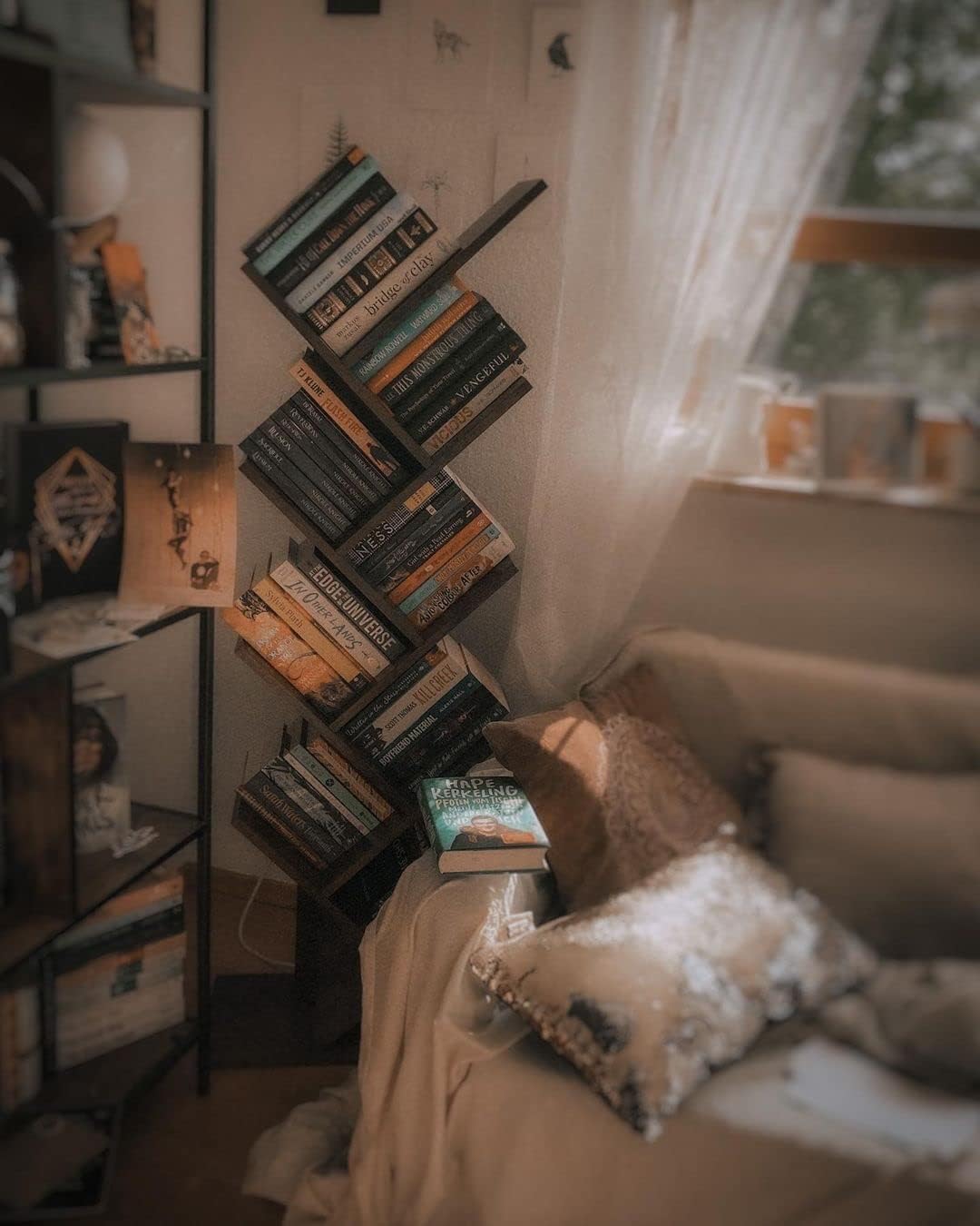 VASAGLE Biblioteca de podea cu 8 etaje, cu rafturi din lemn in forma V, 25x141x50cm, maro rustic Household NewTrend