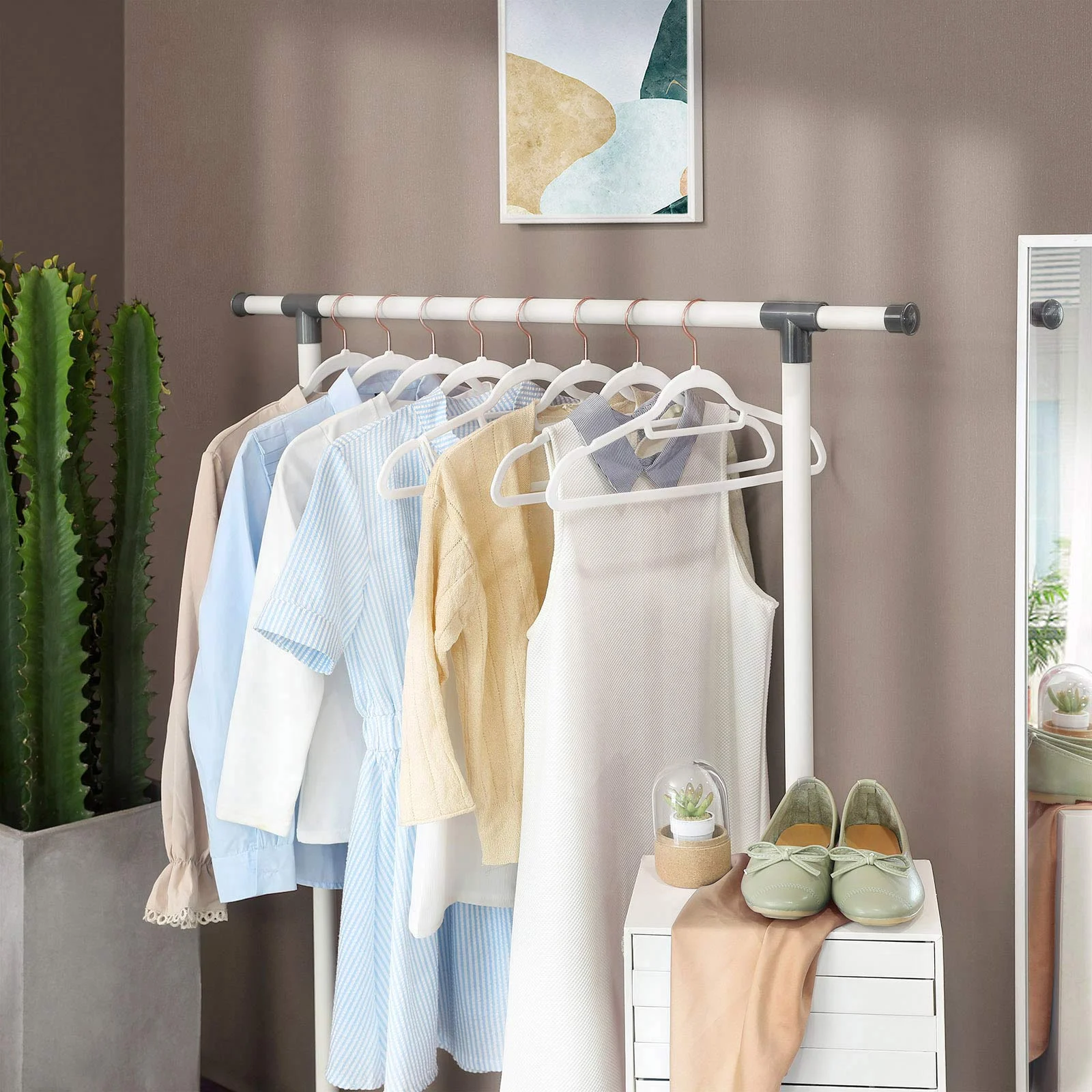 SONGMICS Set de 50 de umerase pentru haine, anti-alunecare cu catifea, bara de cravata si carlig pivotant, 43,5 cm, alb Household NewTrend