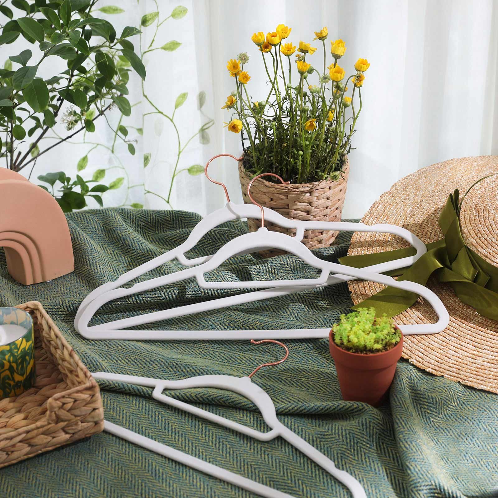 SONGMICS Set de 50 de umerase pentru haine, anti-alunecare cu catifea, bara de cravata si carlig pivotant, 43,5 cm, alb Household NewTrend