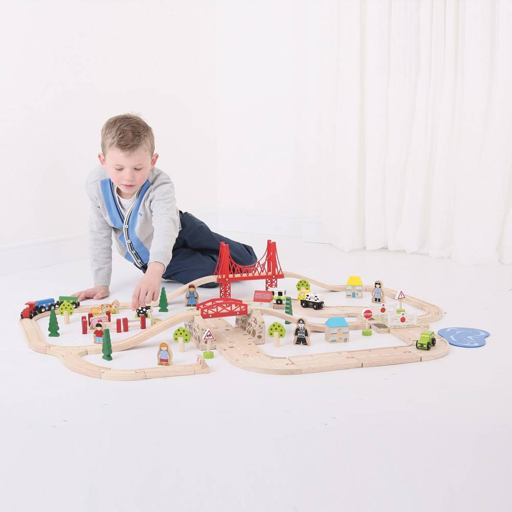 Circuit auto si feroviar (80 piese) PlayLearn Toys