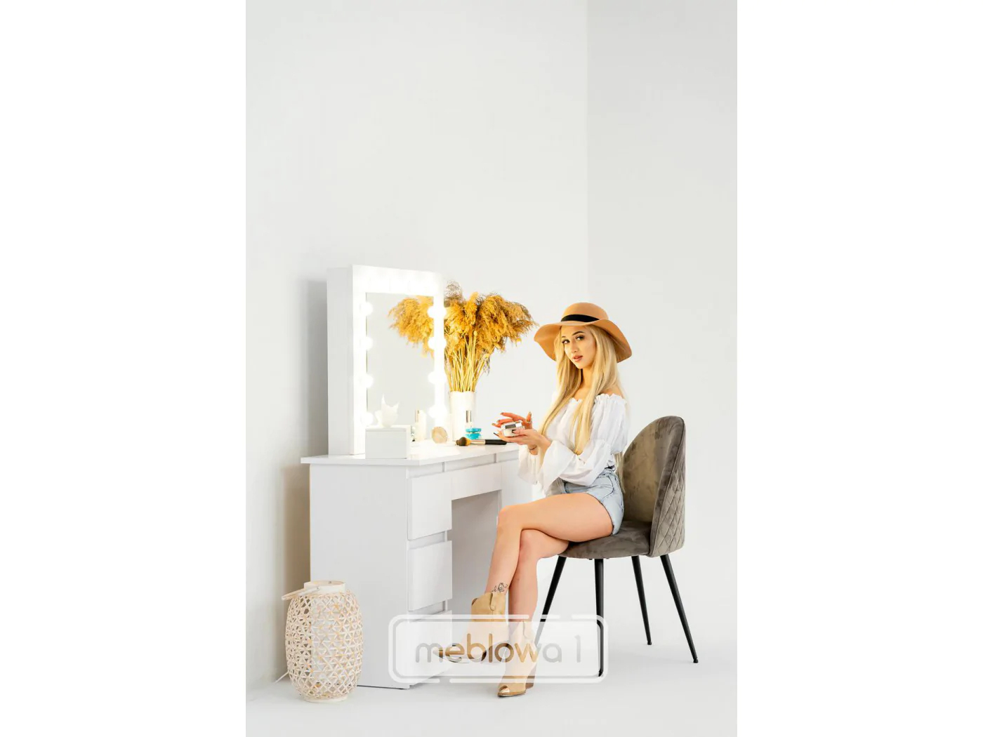 Masa de toaleta si machiaj cu oglinda LED si 7 sertare, 120x43x140 cm, alb Household NewTrend