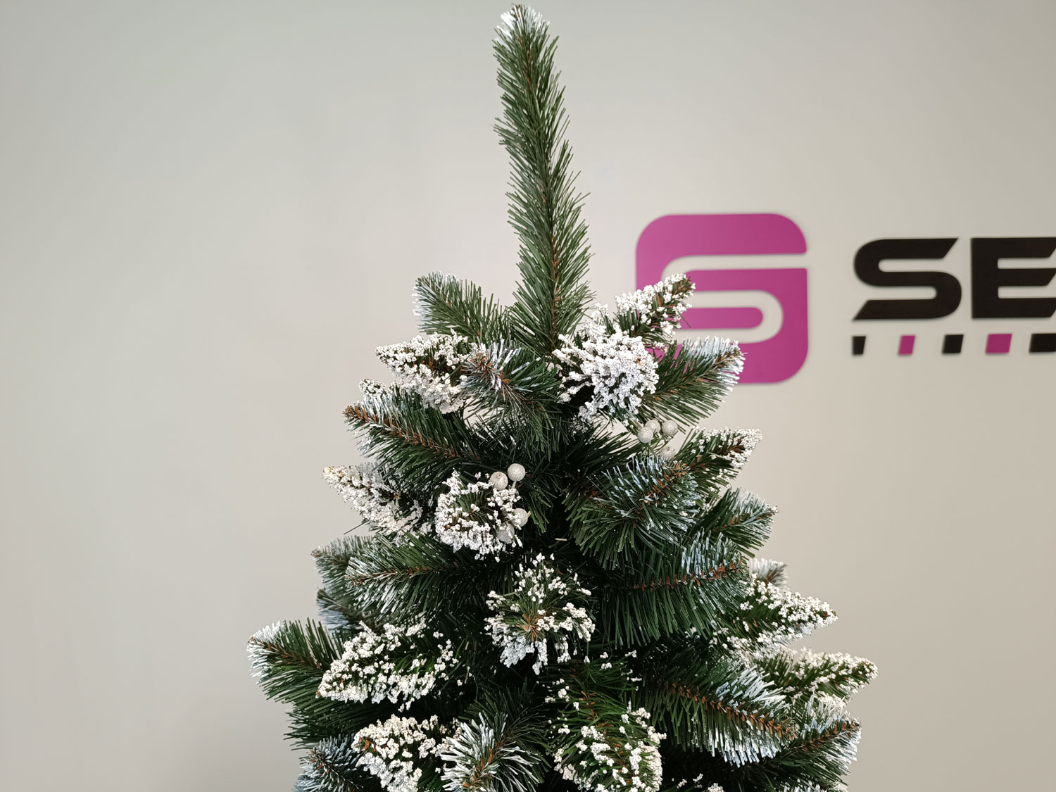 Brad artificial Christmas Deluxe by Sersimo, Crystal nins cu merisoare, 2D, 200cm Household NewTrend