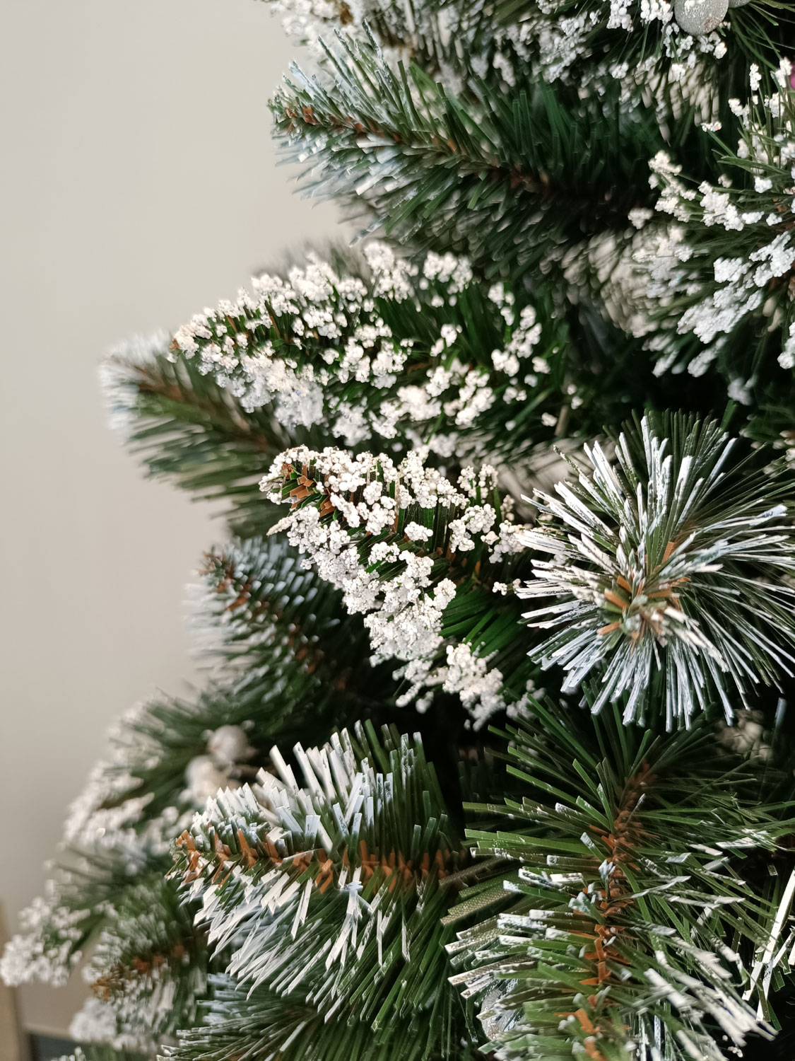 Brad artificial Christmas Deluxe by Sersimo, Crystal nins cu merisoare, 2D, 200cm Household NewTrend
