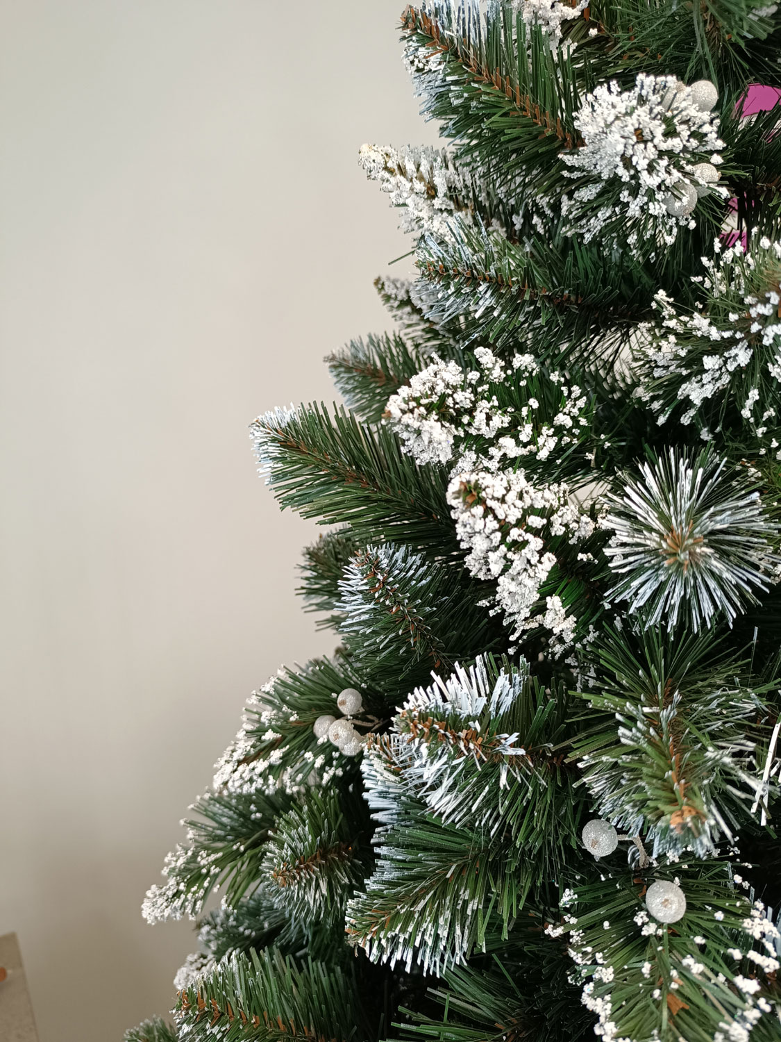 Brad artificial Christmas Deluxe by Sersimo, Crystal nins cu merisoare, 2D, 200cm Household NewTrend