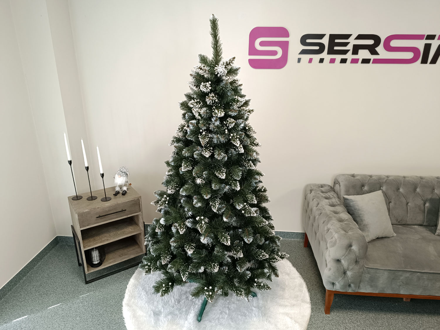 Brad artificial Christmas Deluxe by Sersimo, Crystal nins cu merisoare, 2D, 200cm Household NewTrend
