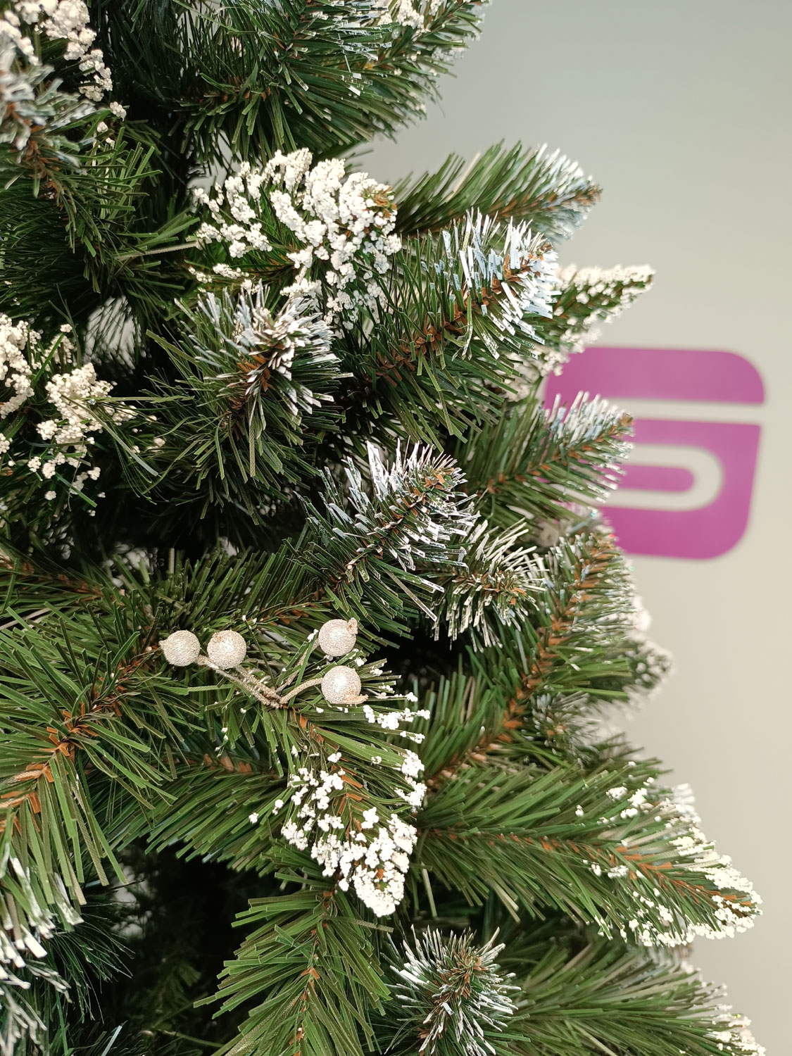 Brad artificial Christmas Deluxe by Sersimo, Crystal nins cu merisoare, 2D, 250cm Household NewTrend