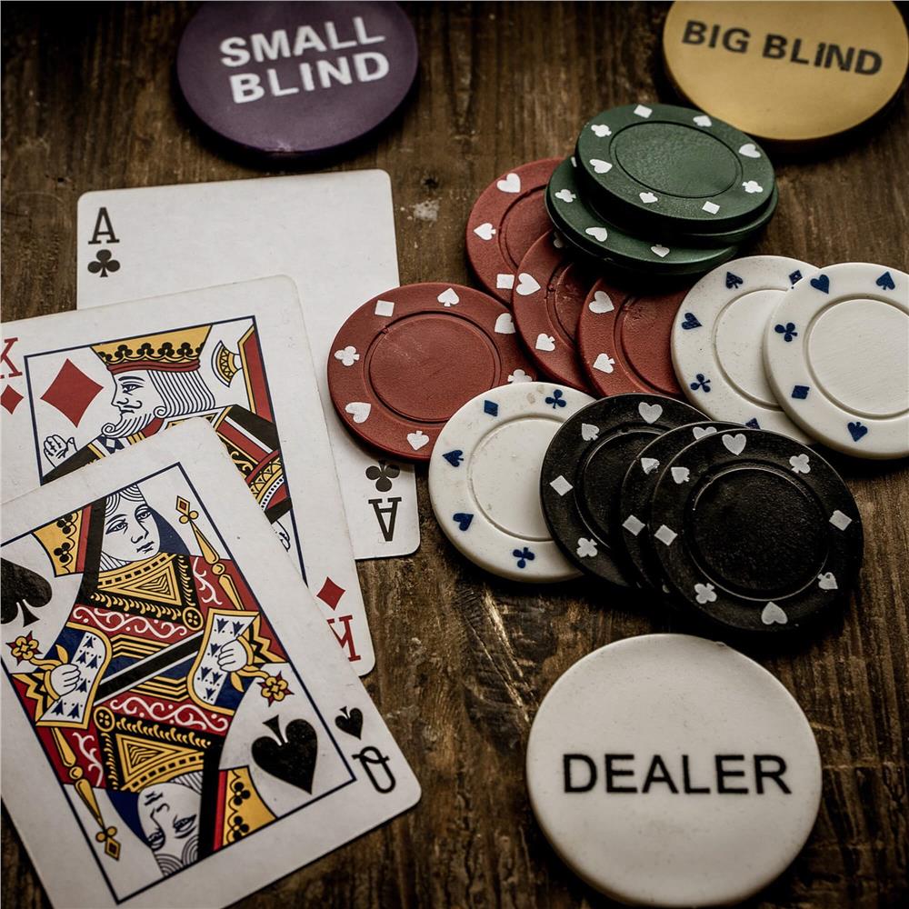 Set de Poker Complex cu 200 de jetoane, covoras verde, 2 seturi de carti, in cutie metalica Household NewTrend