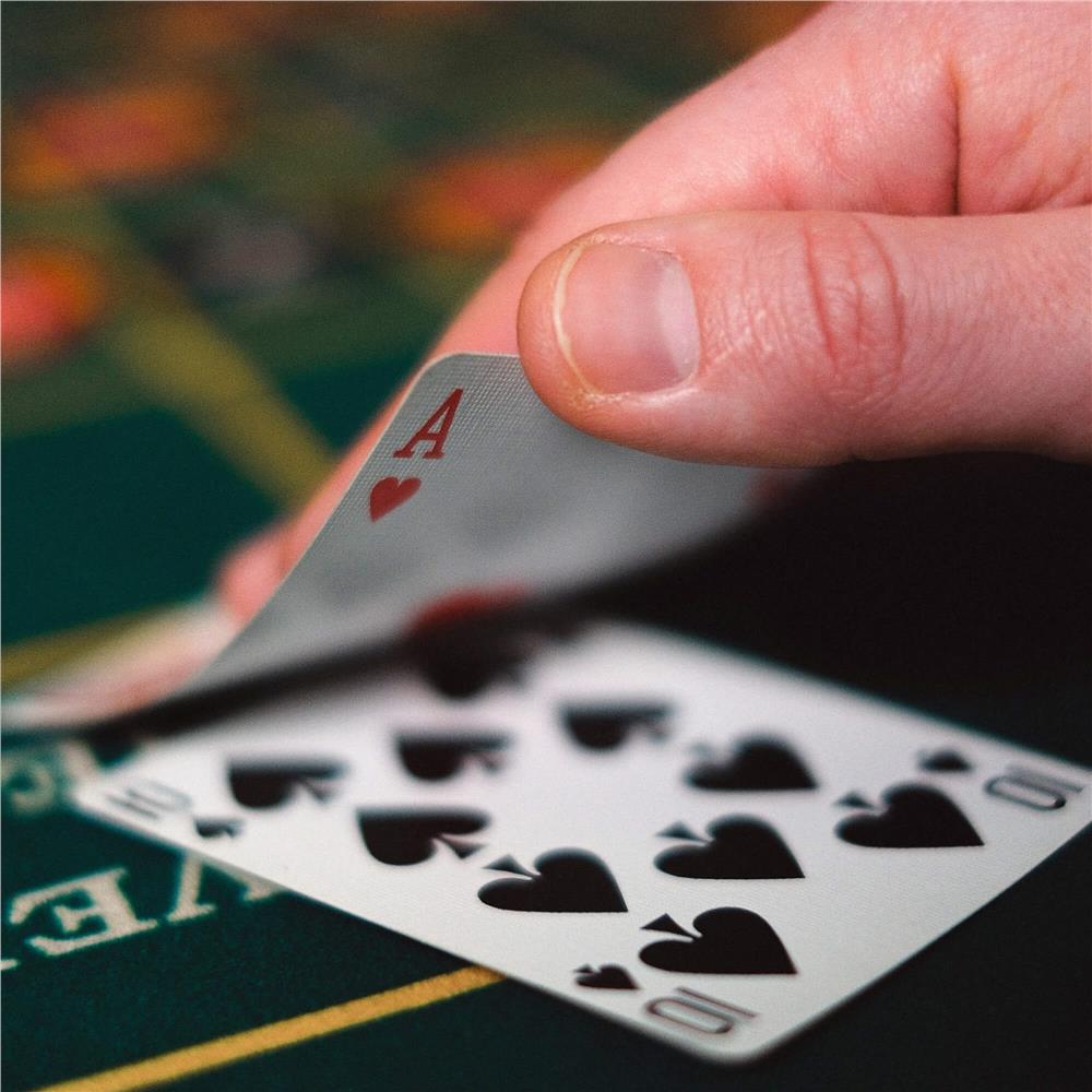 Set de Poker Complex cu 200 de jetoane, covoras verde, 2 seturi de carti, in cutie metalica Household NewTrend