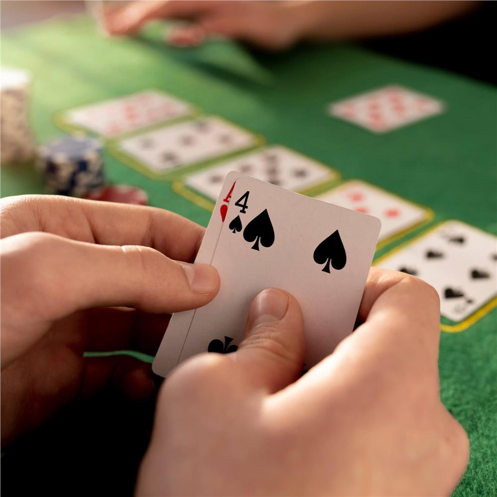 Set de Poker Complex cu 200 de jetoane, covoras verde, 2 seturi de carti, in cutie metalica Household NewTrend