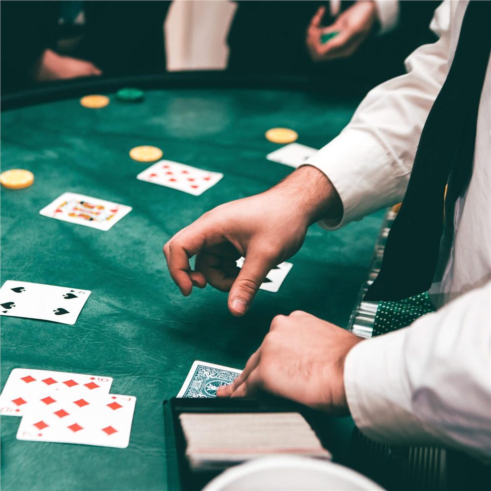 Set de Poker Complex cu 200 de jetoane, covoras verde, 2 seturi de carti, in cutie metalica Household NewTrend