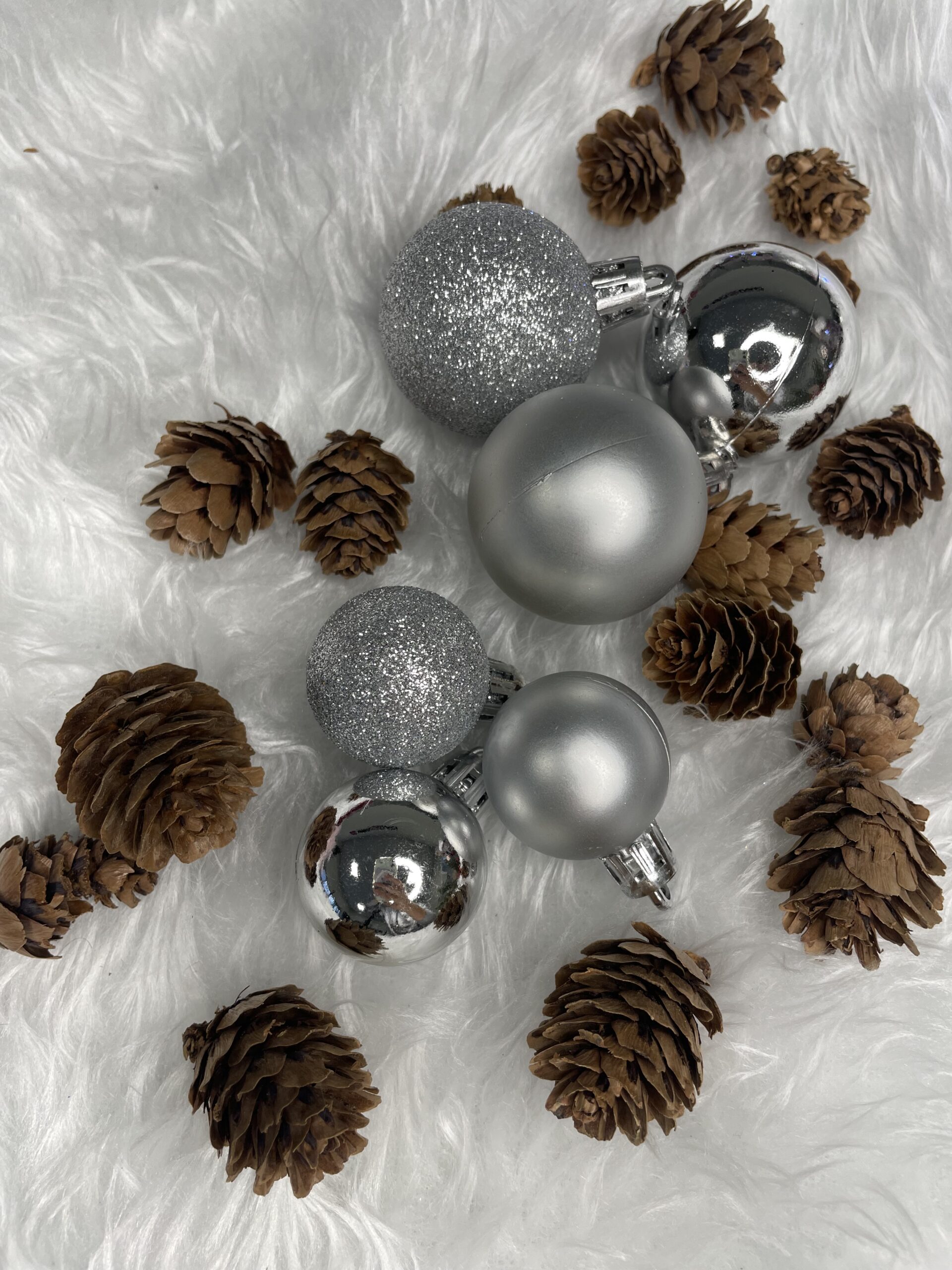 Set globuri si decoratiuni de Craciun, 102 piese, diverse dimensiuni, argintiu Household NewTrend