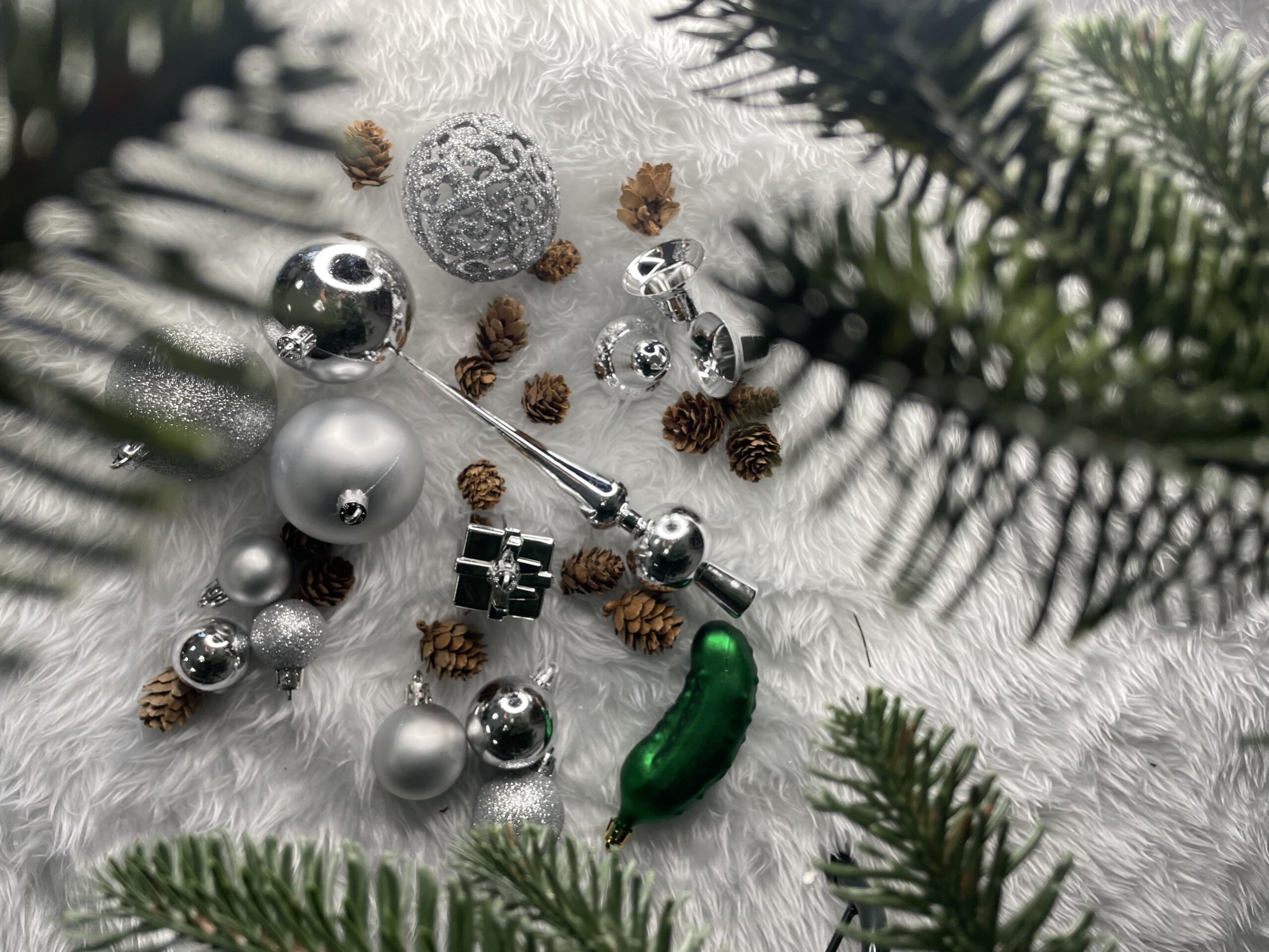 Set globuri si decoratiuni de Craciun, 102 piese, diverse dimensiuni, argintiu Household NewTrend