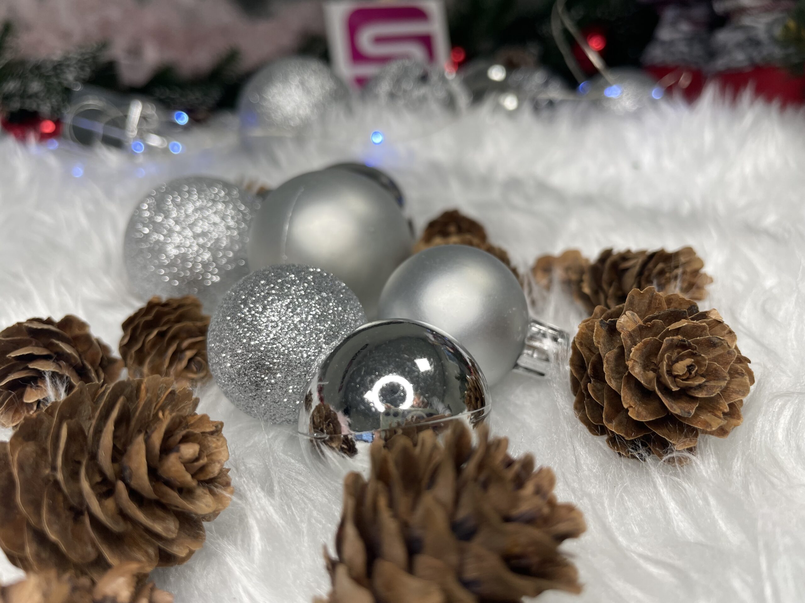 Set globuri si decoratiuni de Craciun, 102 piese, diverse dimensiuni, argintiu Household NewTrend