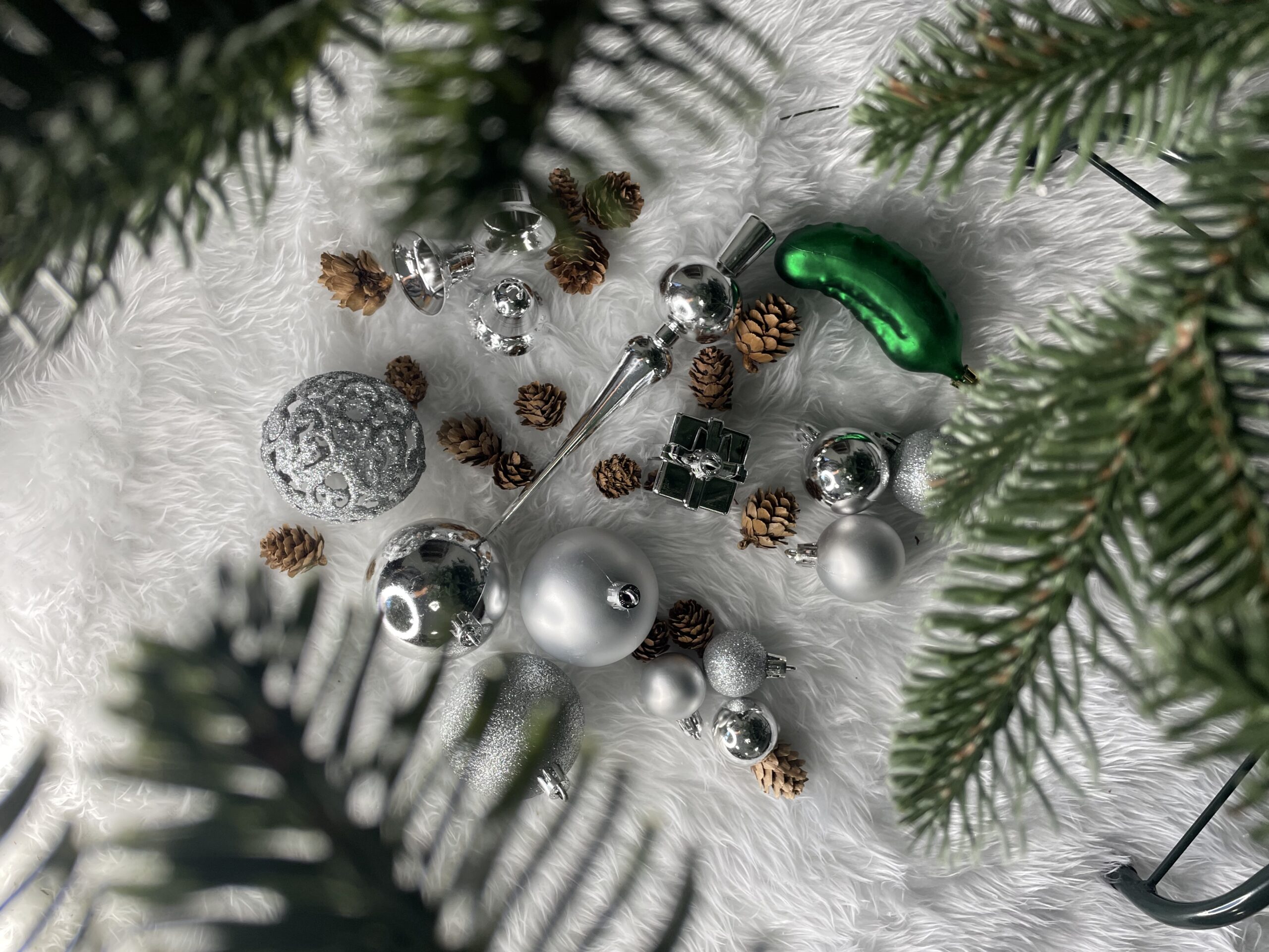 Set globuri si decoratiuni de Craciun, 102 piese, diverse dimensiuni, argintiu Household NewTrend