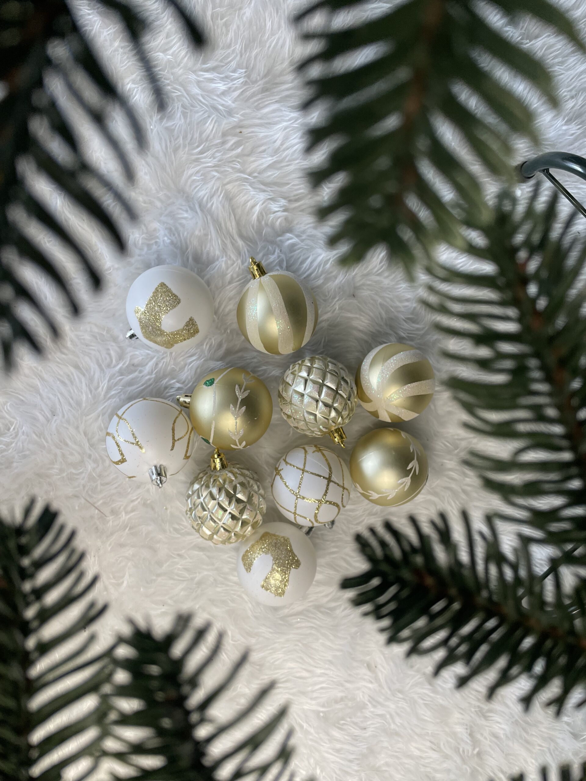 Set globuri de Craciun cu modele de sarbatori, 30 bucati, 6cm, auriu Household NewTrend