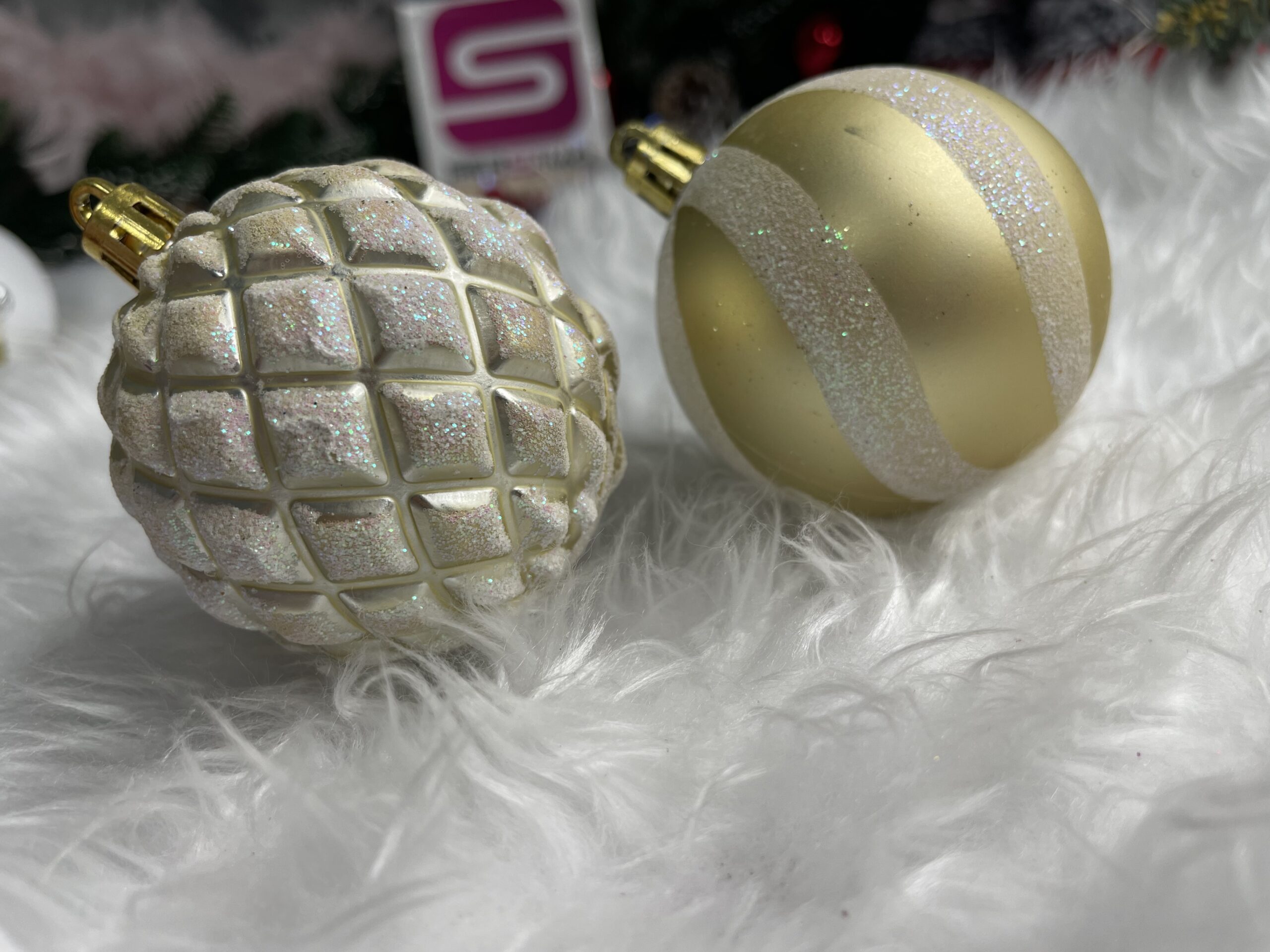 Set globuri de Craciun cu modele de sarbatori, 30 bucati, 6cm, auriu Household NewTrend