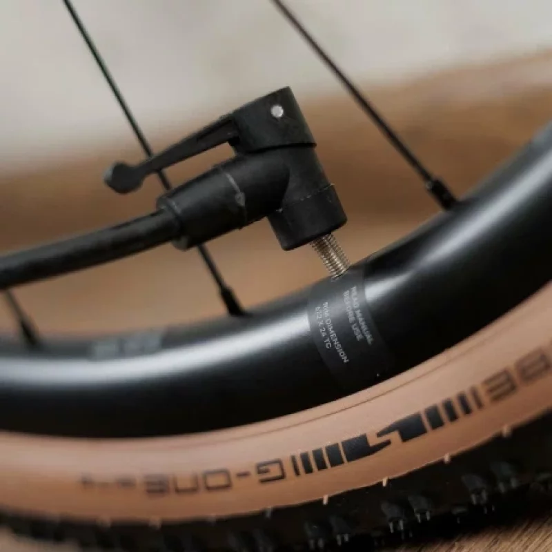 Pompa manuala pentru bicicleta cu furtun si suport de fixare pe cadru lungime 310mm max 8Bari/120PSI Garage AutoRide