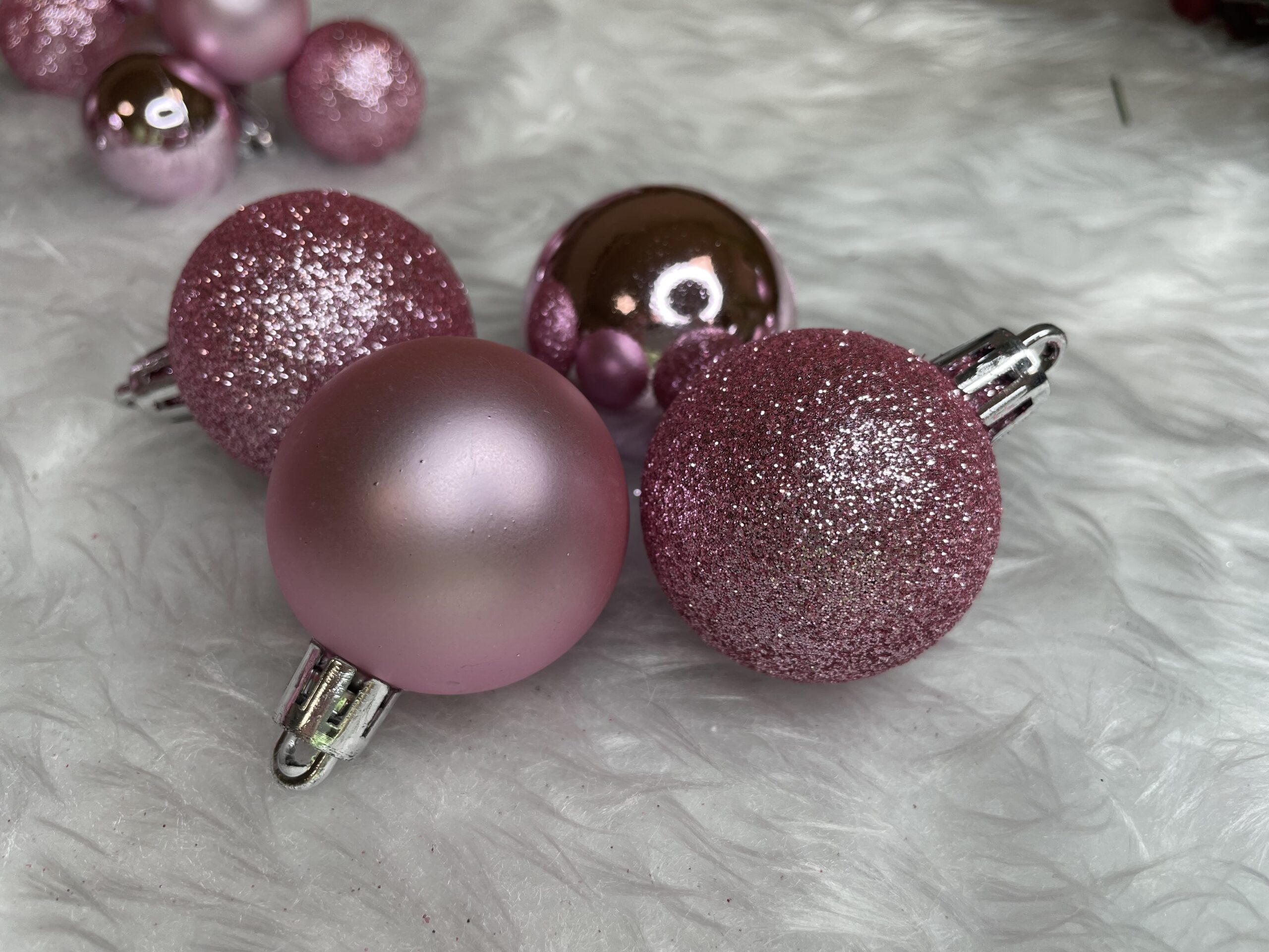 Set globuri de Craciun, 100 bucati, 3-6cm, roz Household NewTrend