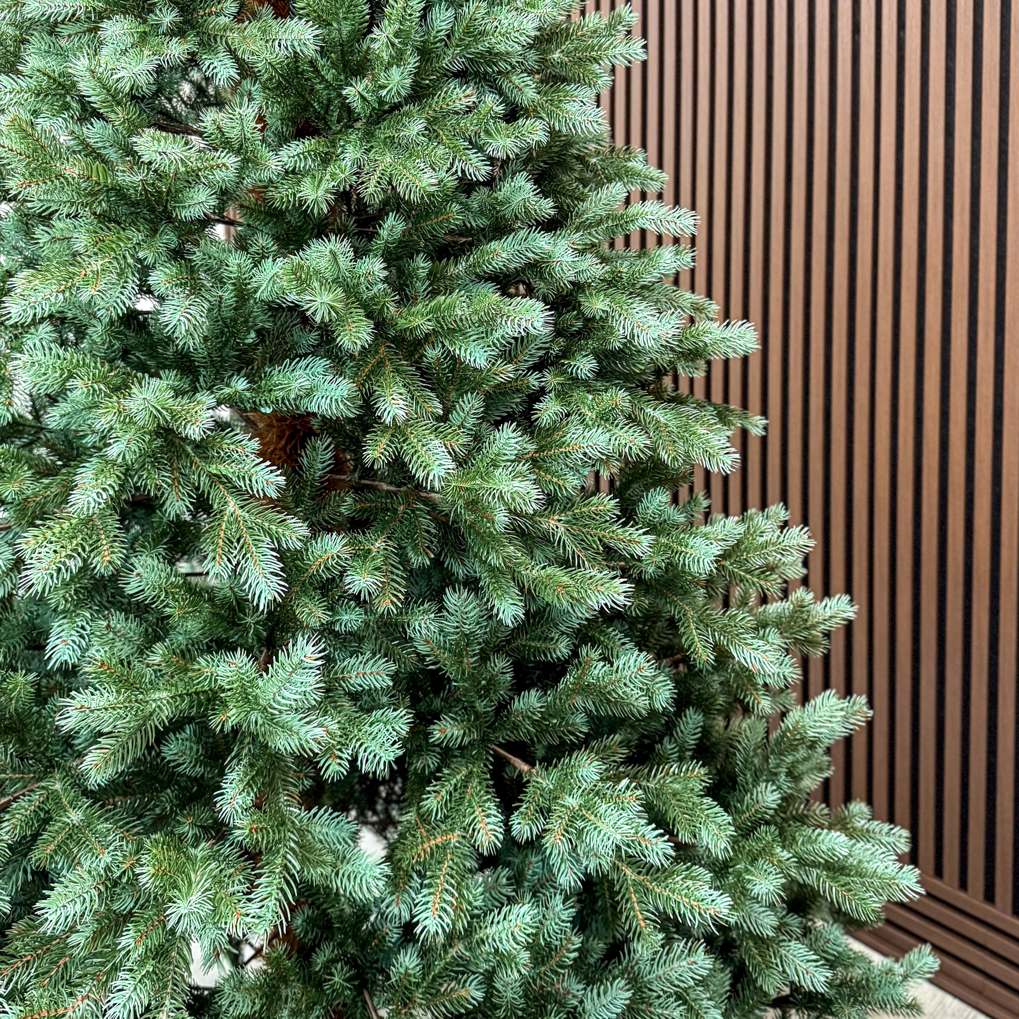 Brad artificial Sersimo, Hollandia, verde cu varfuri argintii, integral 3D, 230 cm Household NewTrend