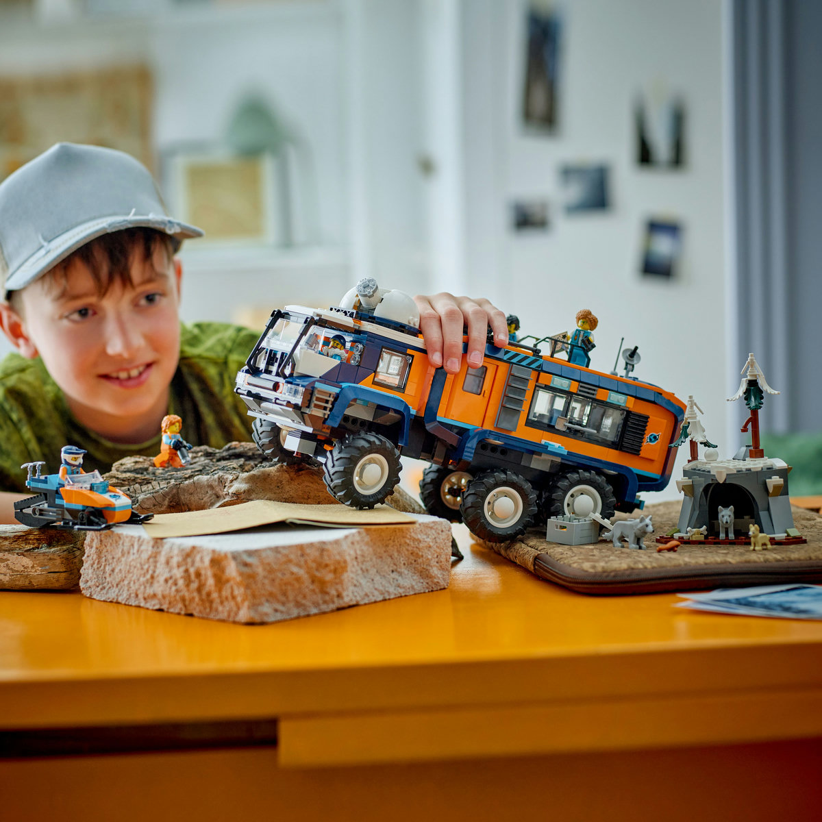 LEGO Camionul laborator stiintific al exploratorilor arctici Quality Brand