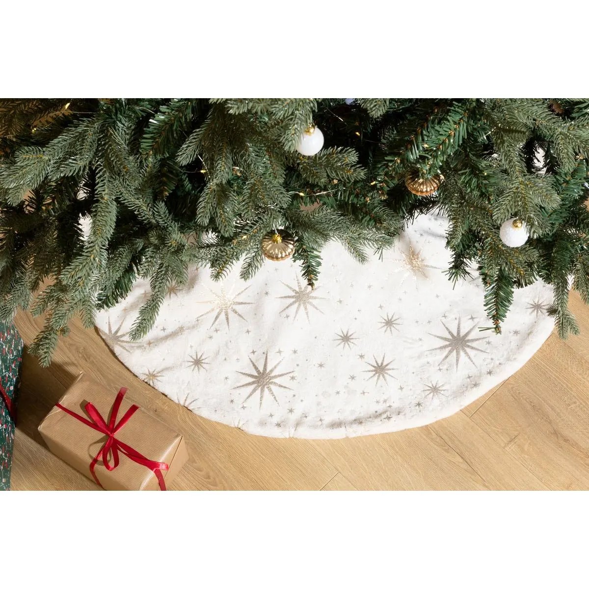 Covoras de pus sub bradul de Craciun, diametru 90 cm, cu stele aurii, alb Household NewTrend