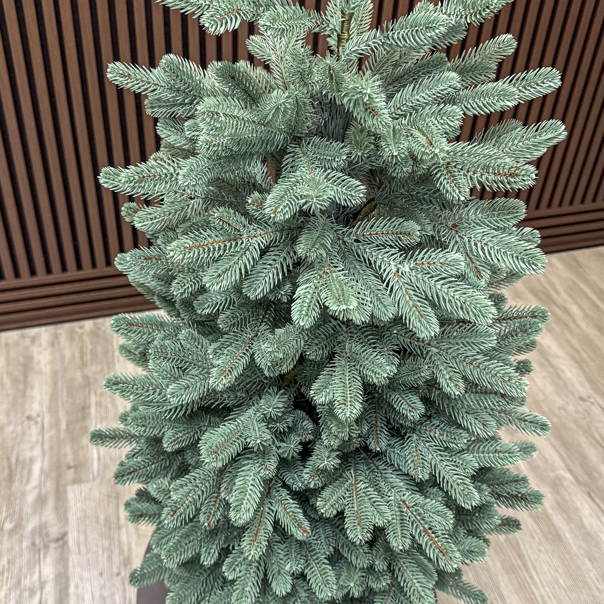 Brad artificial Christmas Deluxe by Sersimo, Viena Elite argintiu in ghiveci, 3D, 110 cm Household NewTrend