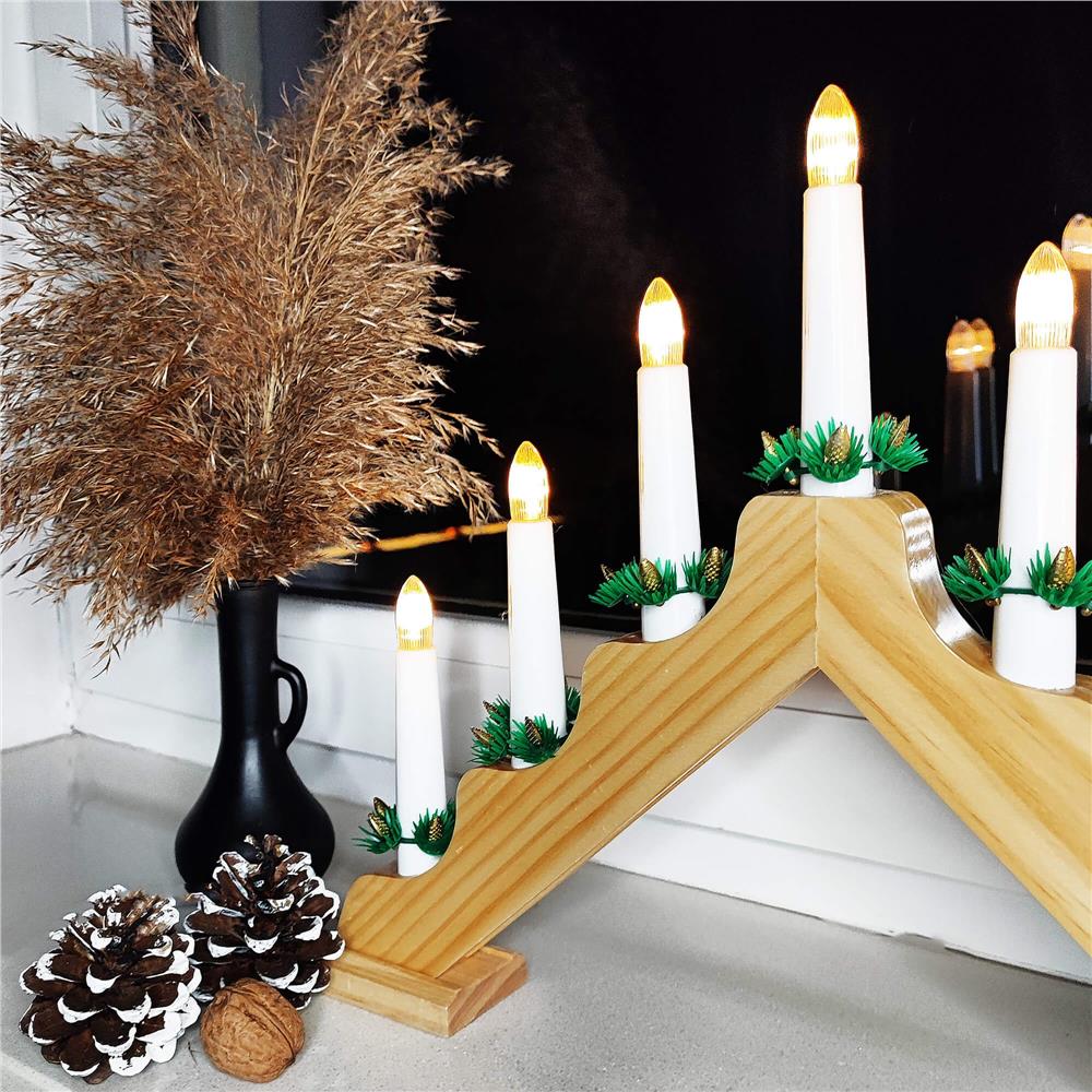 Sfesnic decorativ LED cu 7 lumanari si coronite verzi, alimentare baterii, 40x31 cm, maro si alb Household NewTrend