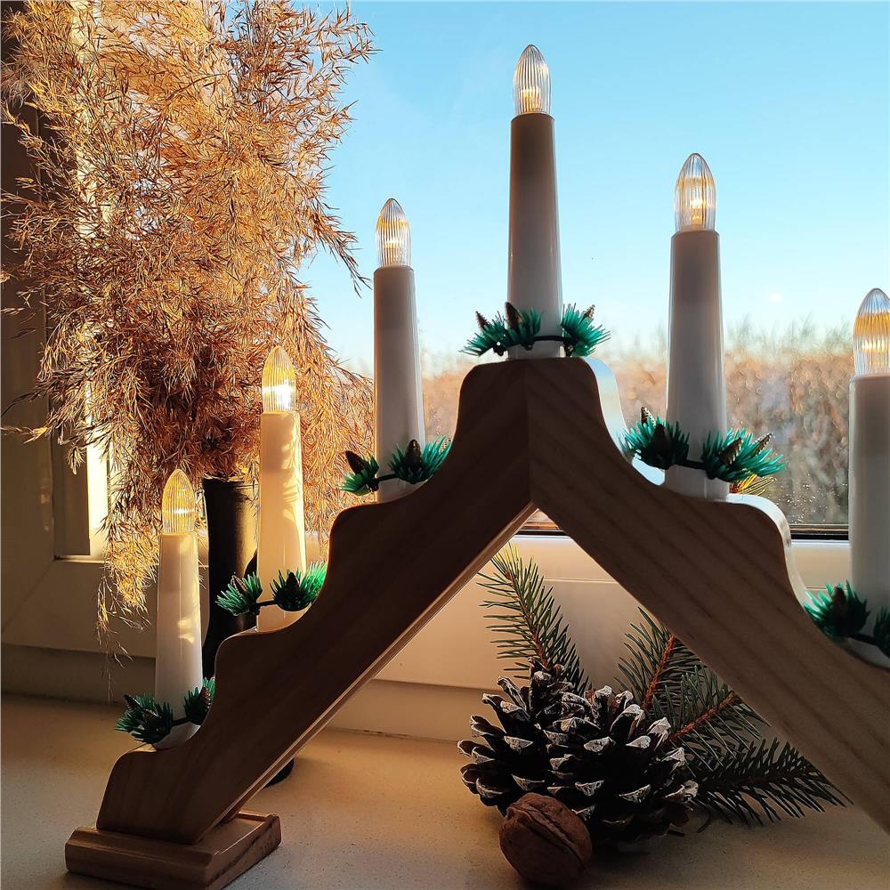 Sfesnic decorativ LED cu 7 lumanari si coronite verzi, alimentare baterii, 40x31 cm, maro si alb Household NewTrend