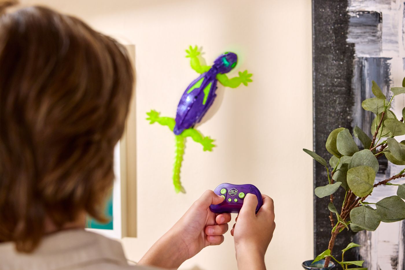 HEX BOTS SOPARLA CATARATOARE GECKO MOV CU TELECOMANDA SuperHeroes ToysZone