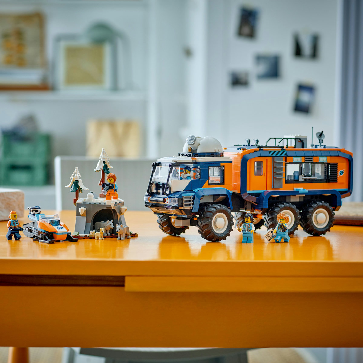 LEGO Camionul laborator stiintific al exploratorilor arctici Quality Brand